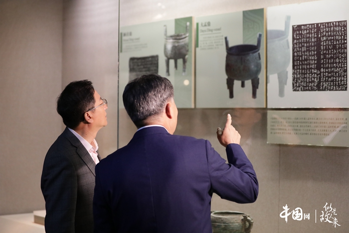 汉字篇: 王晓辉与黄德宽参观殷墟遗址 汉字篇: 王晓辉与黄德宽参观殷墟遗址