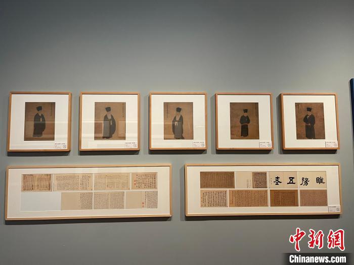 展览现场，原本分藏于不同地方的画作以绘画调色样稿的方式“重聚”。　童笑雨摄
