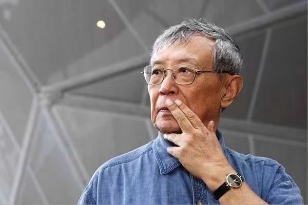 2010年10月，李泽厚在上海参观世博会。澎湃新闻记者赵昀图
