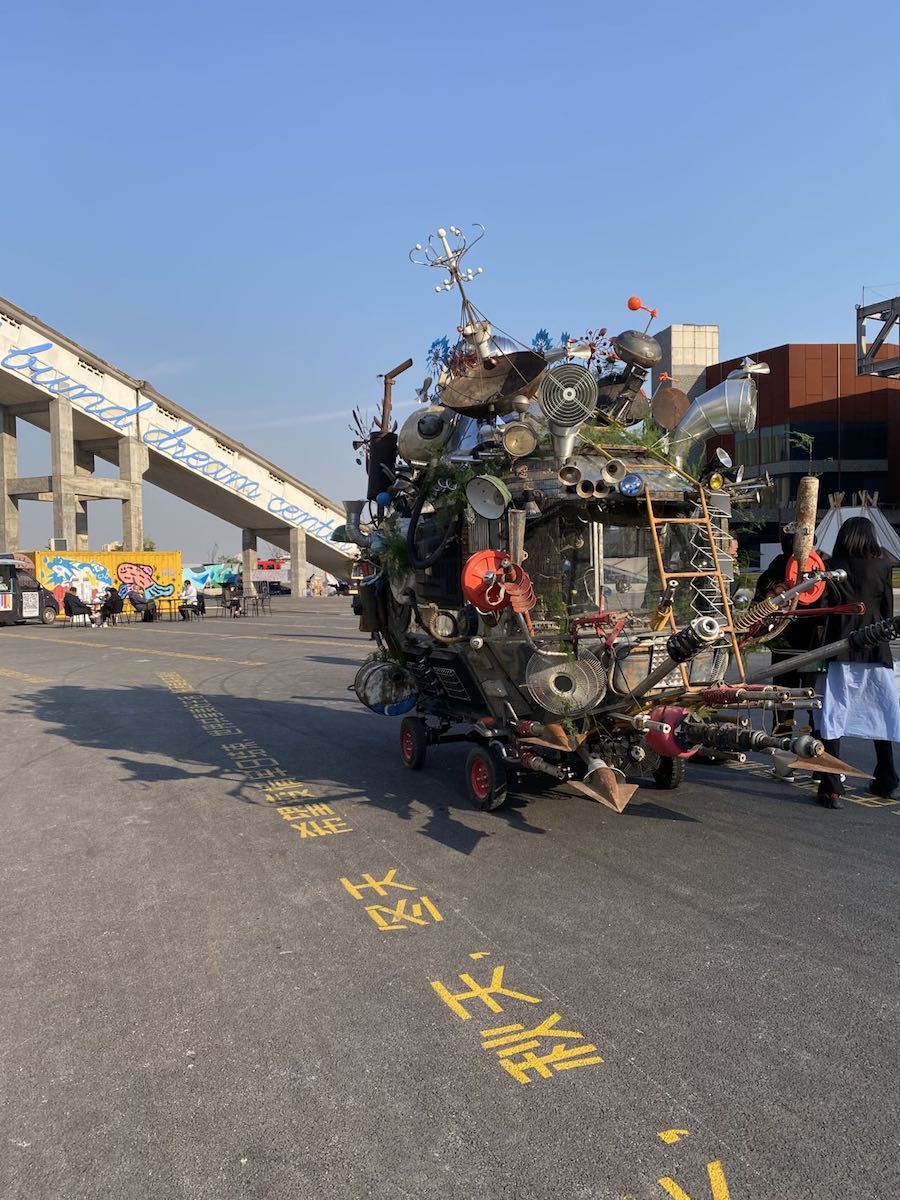 乔小刀的《游牧流浪者2号》西岸穹顶艺术中心外，澎湃新闻记者钱雪儿拍摄