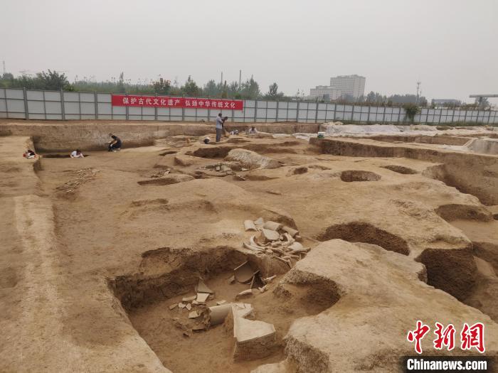 镐京14号建筑基址发掘现场。　陕西省考古研究院供图