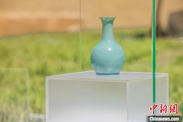 “汝窑天蓝釉刻花鹅颈瓶”展品。　河南省文化和旅游厅供图