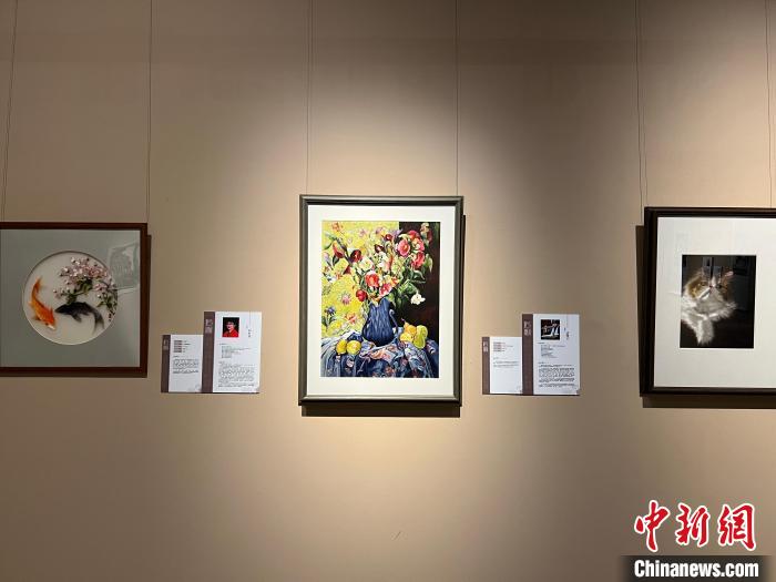 图为现场展出的工艺美术大师及非遗代表性传承人作品。　钟旖摄
