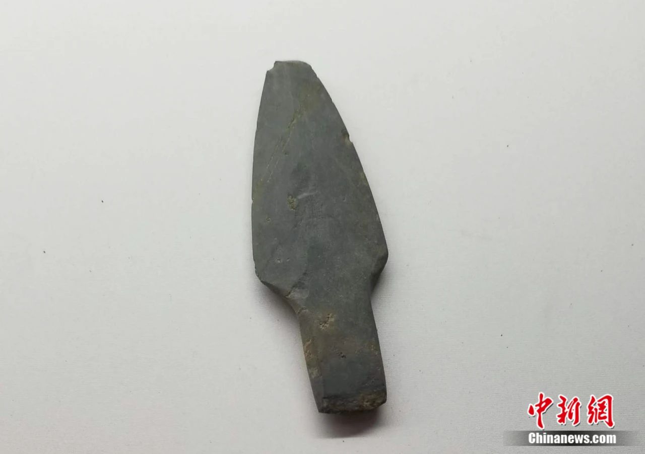 出土于龟山遗址的石矛。陈建樾摄