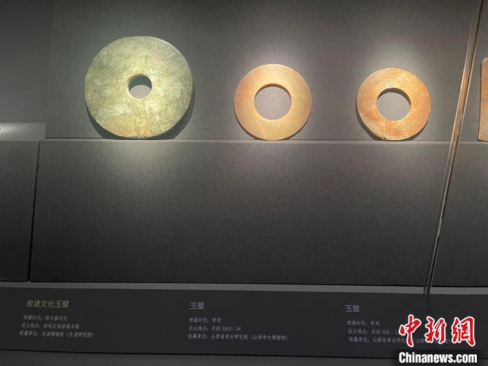 现场展出的玉璧。　童笑雨摄