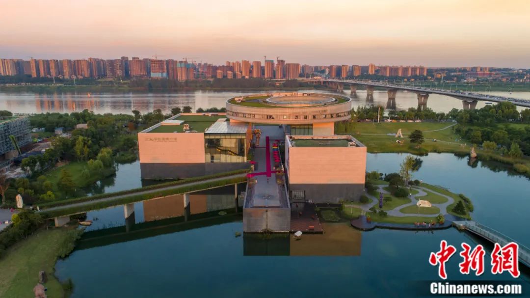 背靠湘江的李自健美术馆，2016年建成。受访者供图