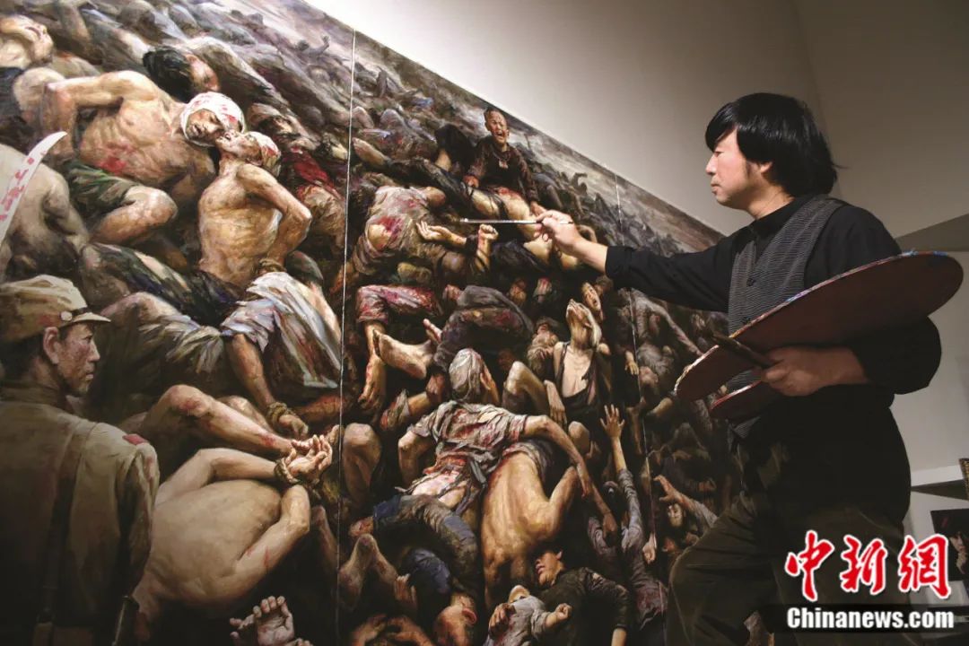 2003年在美国洛杉矶重新绘制第二幅《南京大屠杀》巨幅油画的李自健。受访者供图
