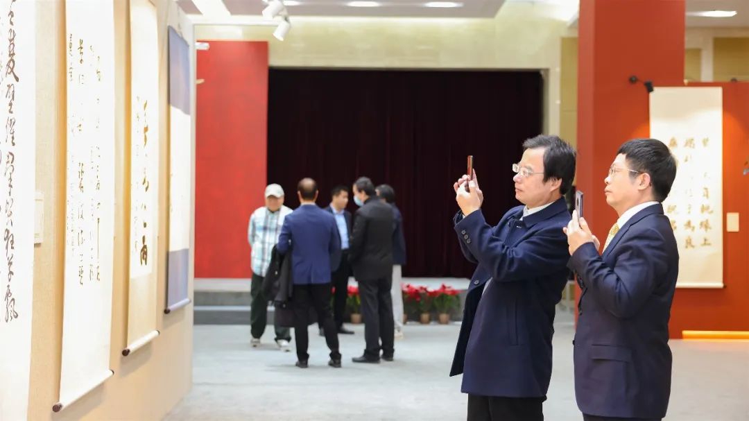 嘉宾参观展览
