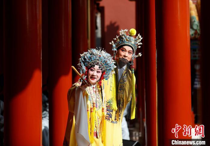 “梅花奖”得主、表演艺术家黎安(后)和国家一级演员余彬(前)现场表演了《长生殿·小宴》选段 杜洋 摄