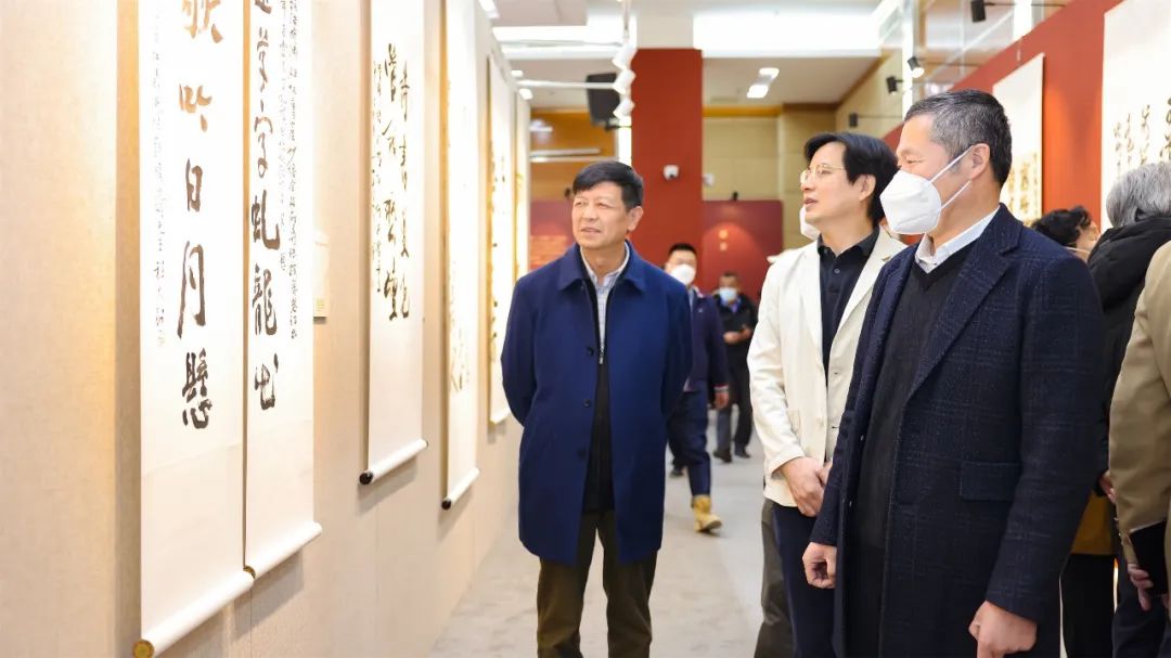 嘉宾参观展览