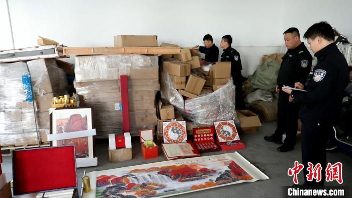 上海警方破获一起专门诱骗收藏者投资购买假冒“文玩字画”收藏品的案件。　上海市公安局供图