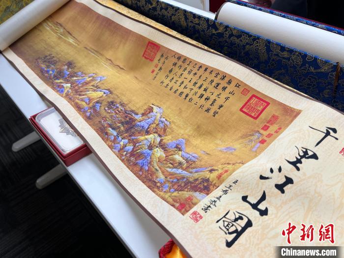 警方表示，嫌疑人所谓的藏品，经鉴定均为临摹品、印刷品或者复制品，并无收藏价值。　李姝徵摄