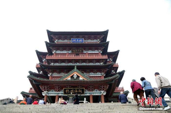 资料图：中国农历九月初九，重阳佳节。民众来到位于江西南昌的滕王阁旅游区，登高祈福。<a target='_blank' href='/'>中新社</a>记者姜涛摄
